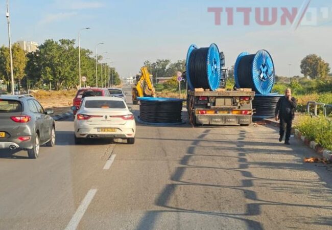 המשאית והסוללות בכביש s באשדוד