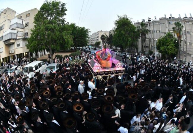 הכנסת ספר תורה לבית המדרש 'בית יצחק' בעלזא. צילום: שוקי לרר